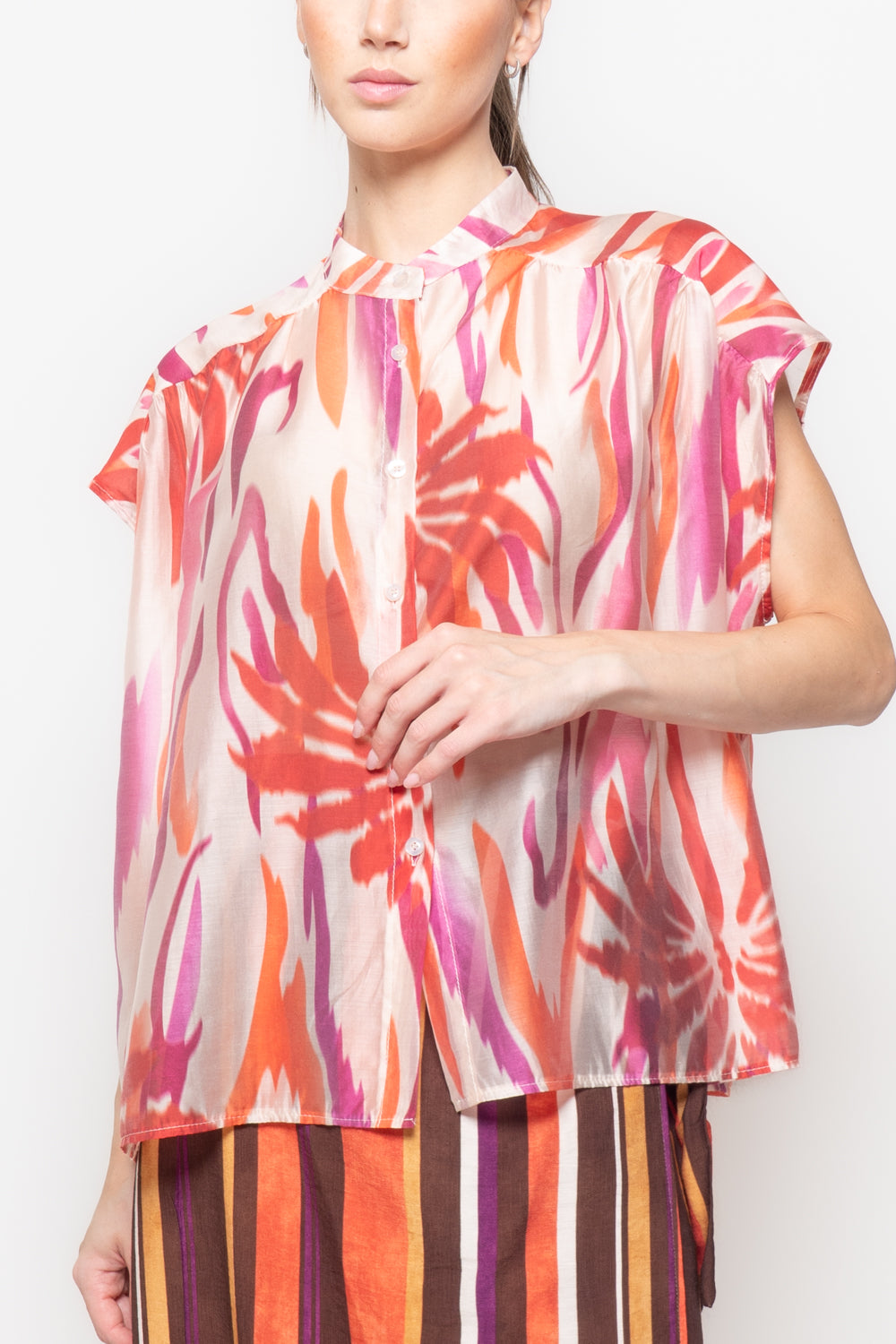 Blusa Smanicata con Colletto alla Coreana e Stampa Astratta