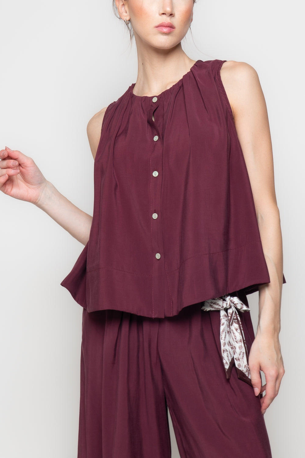 Camicia Smanicata Fluida con Scollo Arricciato