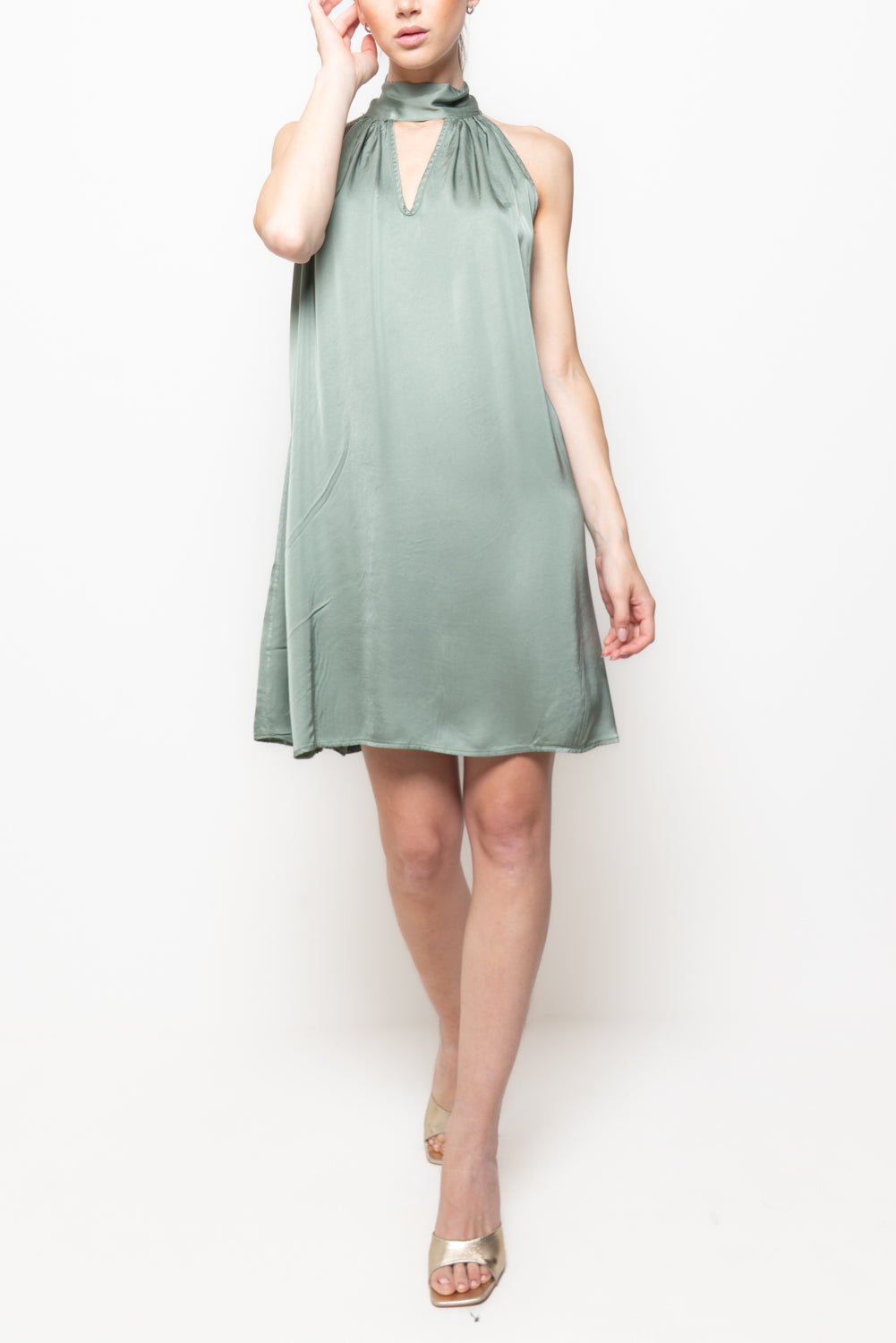 Abito in Satin con Scollo all'Americana corto