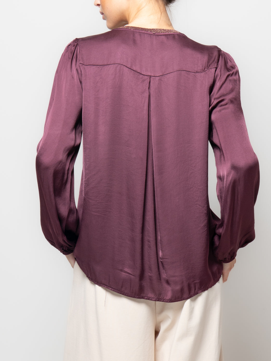 Blusa in satin con scollo a V