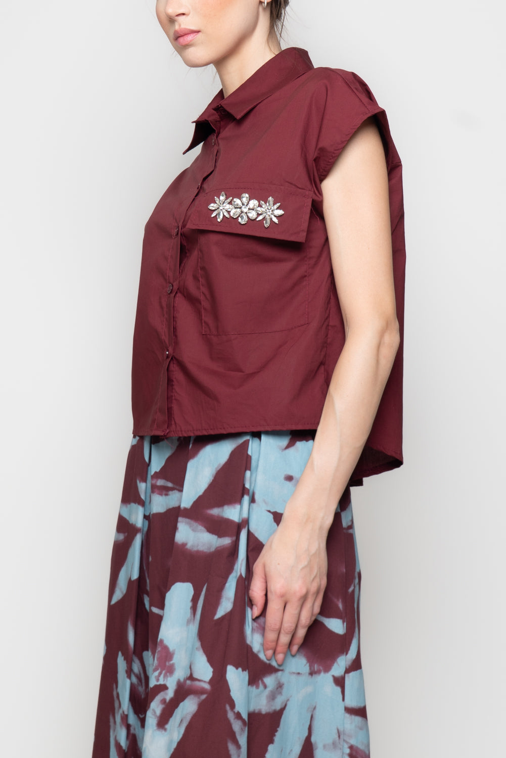 Camicia Smanicata con Dettaglio Gioello