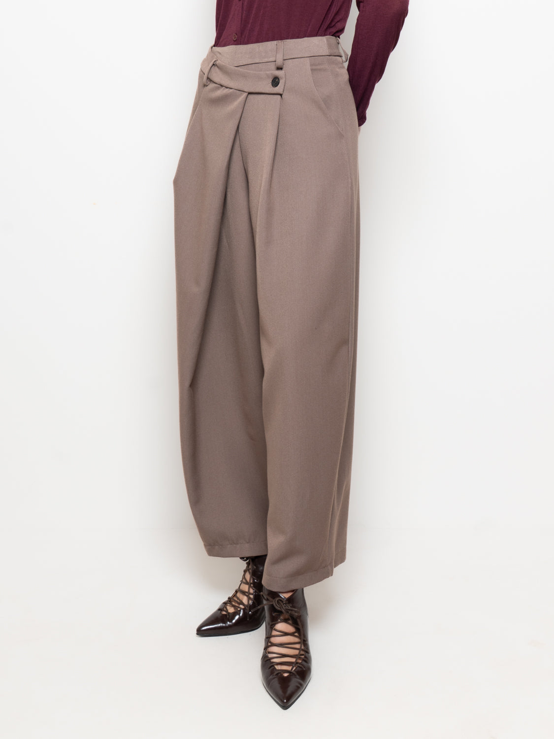 Pantalone baggy con effetto incrociato