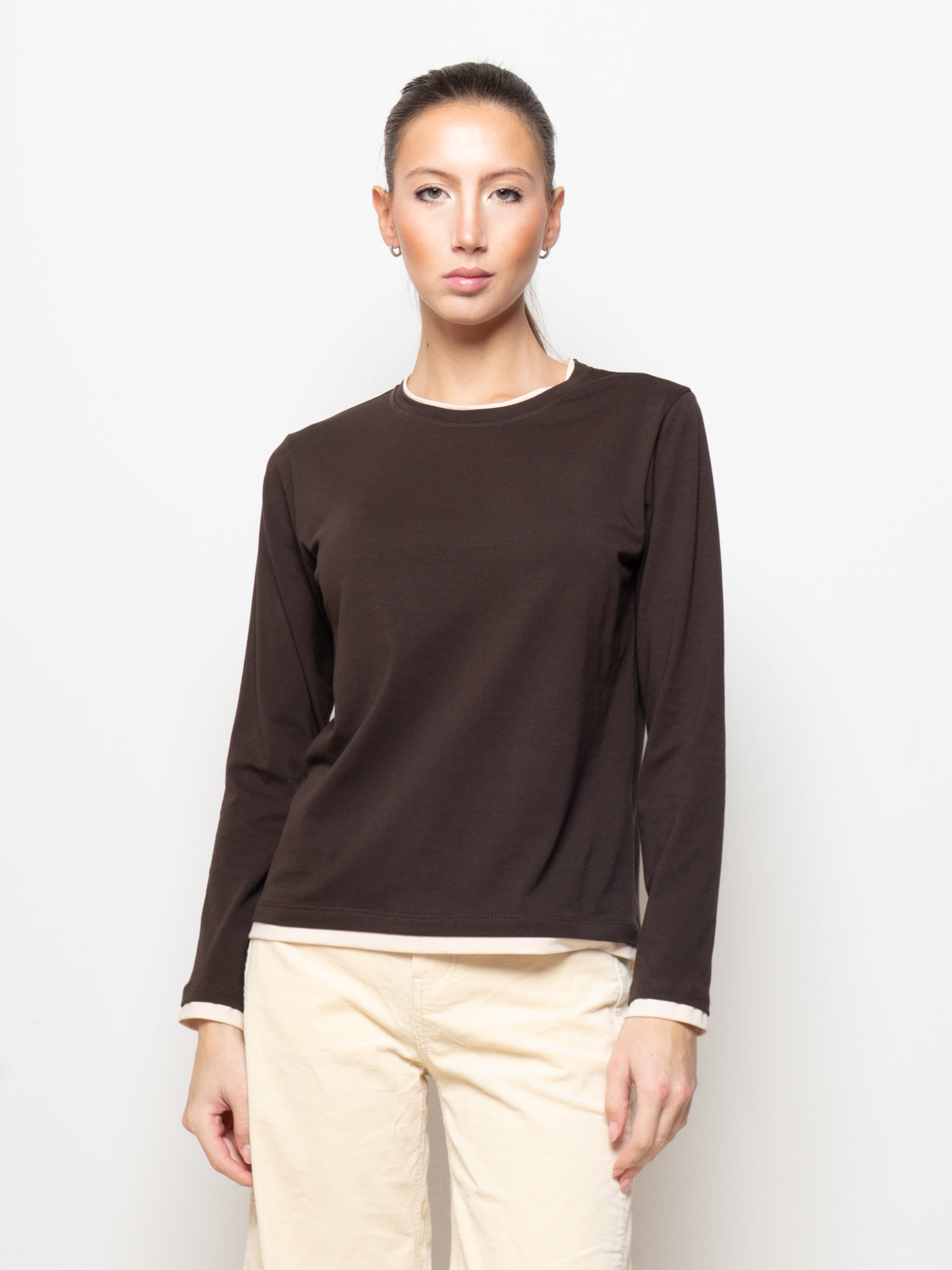 T-shirt girocollo con bordi a contrasto