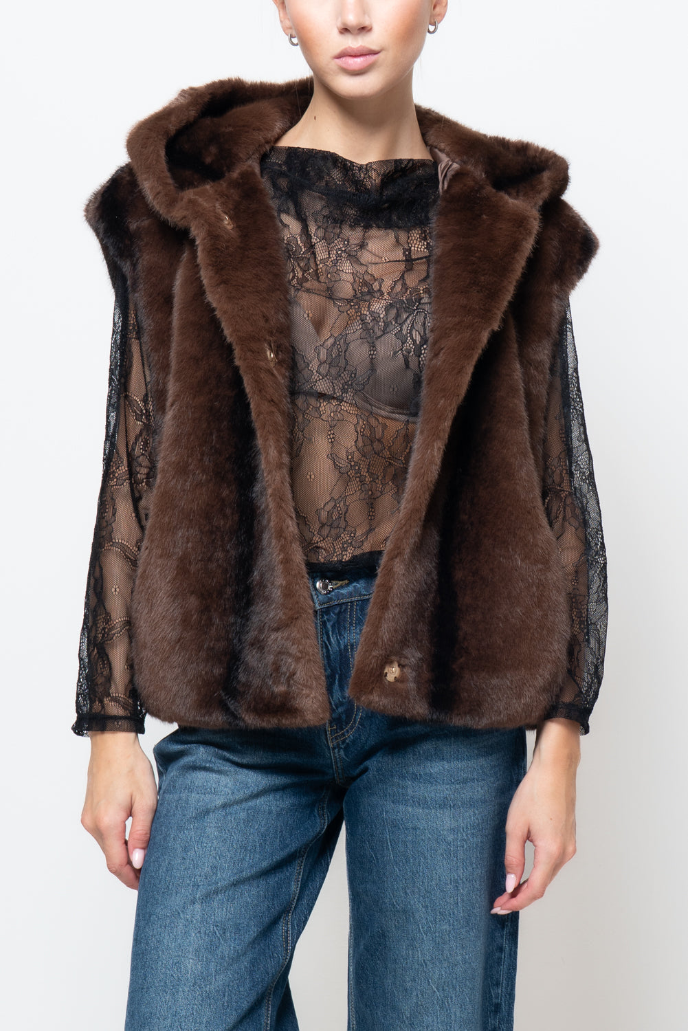 Pelliccia smanicata con cappuccio