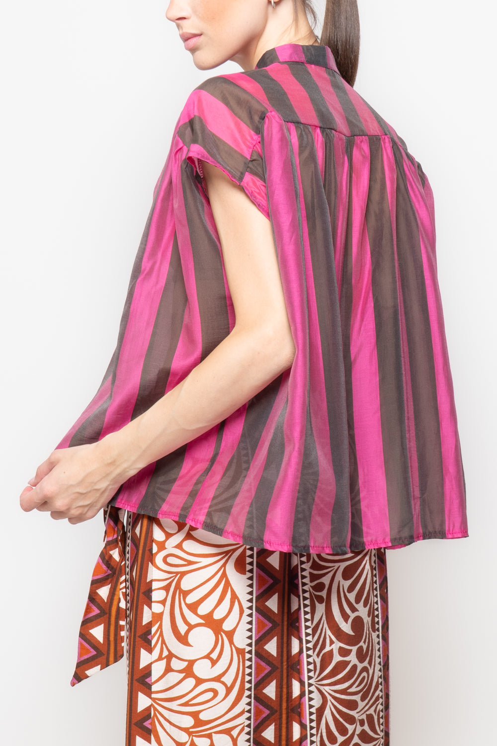 Blusa Smanicata a Righe con Colletto alla Coreana