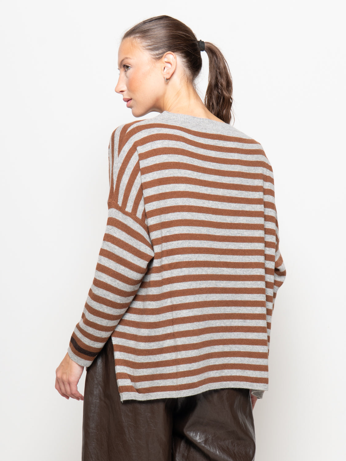 Maglia rigata misto cashmere con dettaglio a contrasto