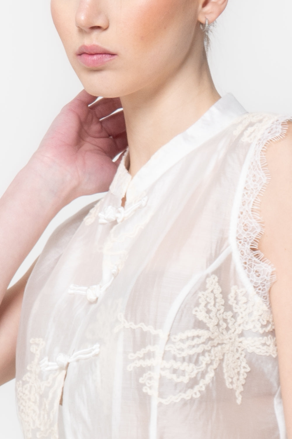 Camicia Smanicata con Alamari e Pizzo