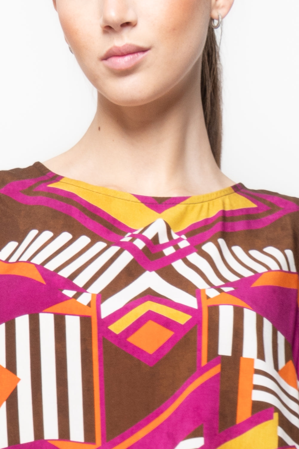 Top Smanicato Fluido con Stampa Geometrica