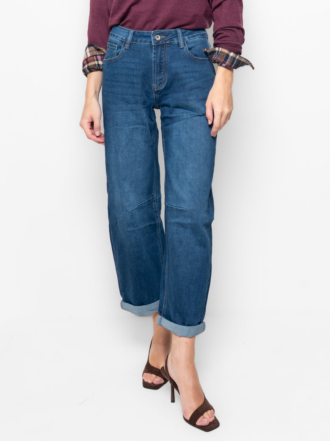 Jeans barrel con cuciture a contrasto