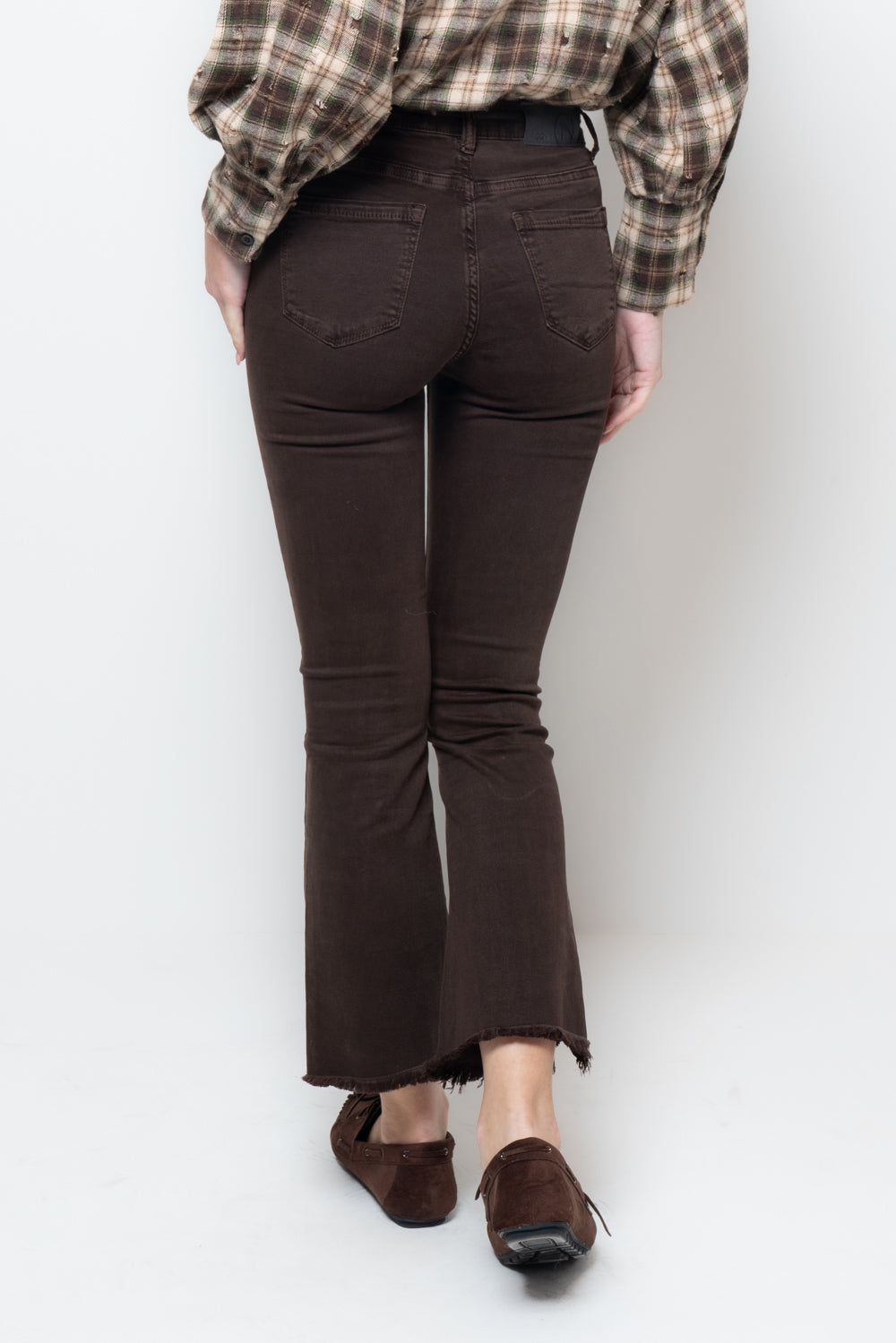 Pantalone flair crop sfrangiato