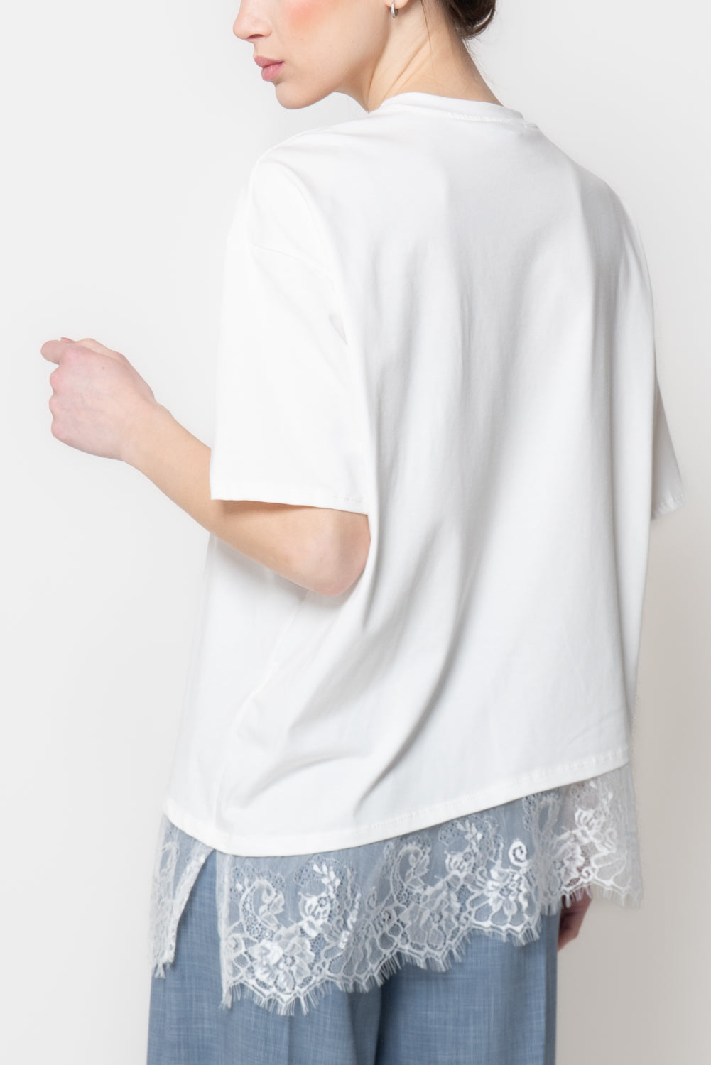 T-shirt con Fondo Asimmetrico in Pizzo