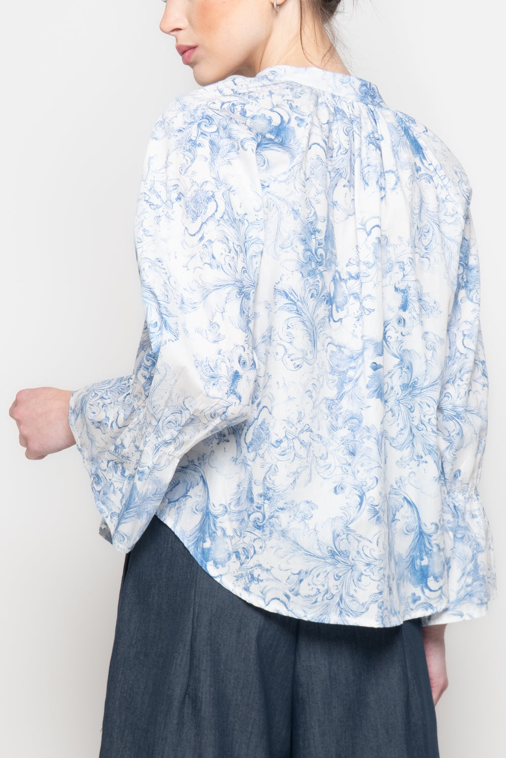 Camicia con manica svasata fantasia