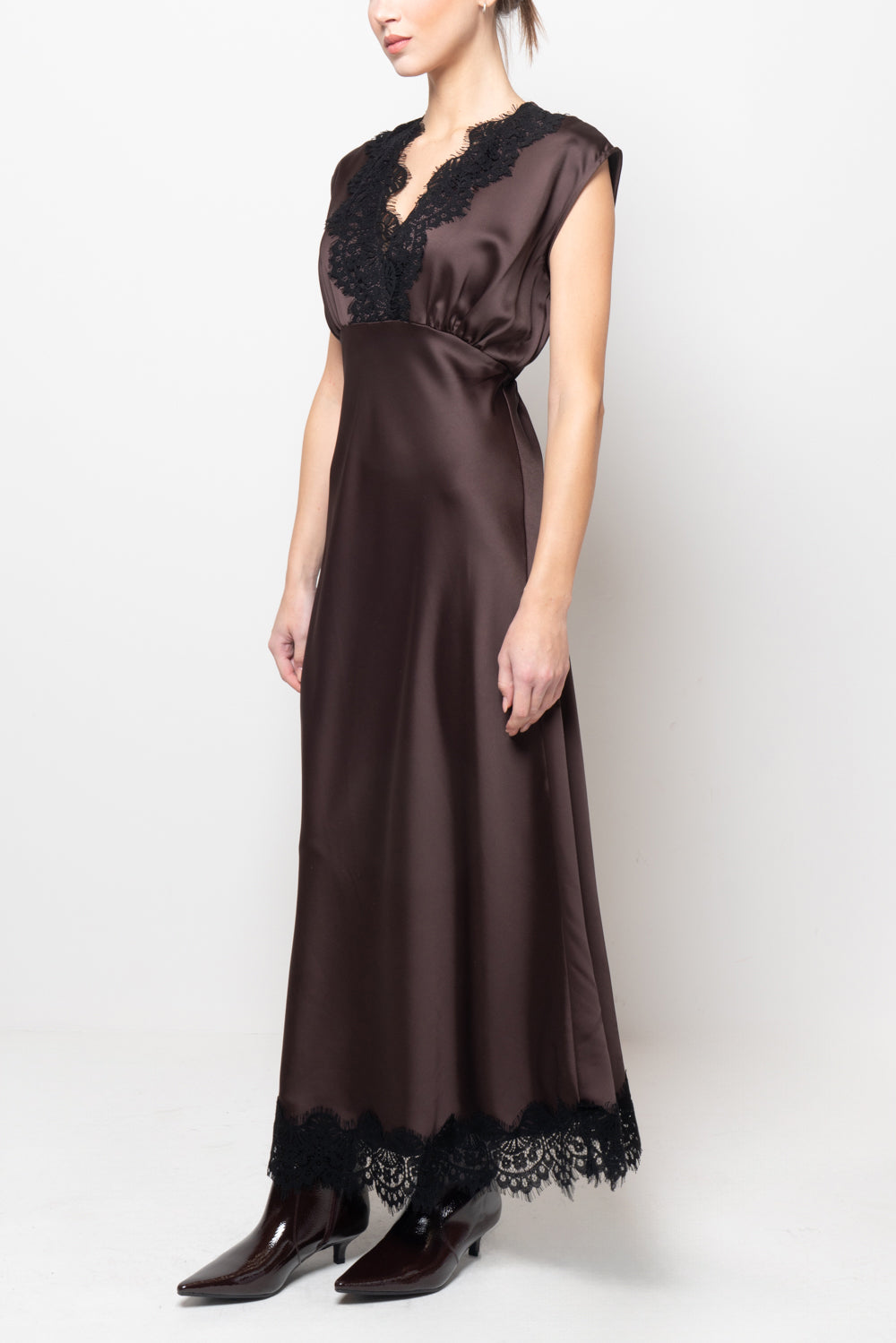 Abito in satin con scollo a v