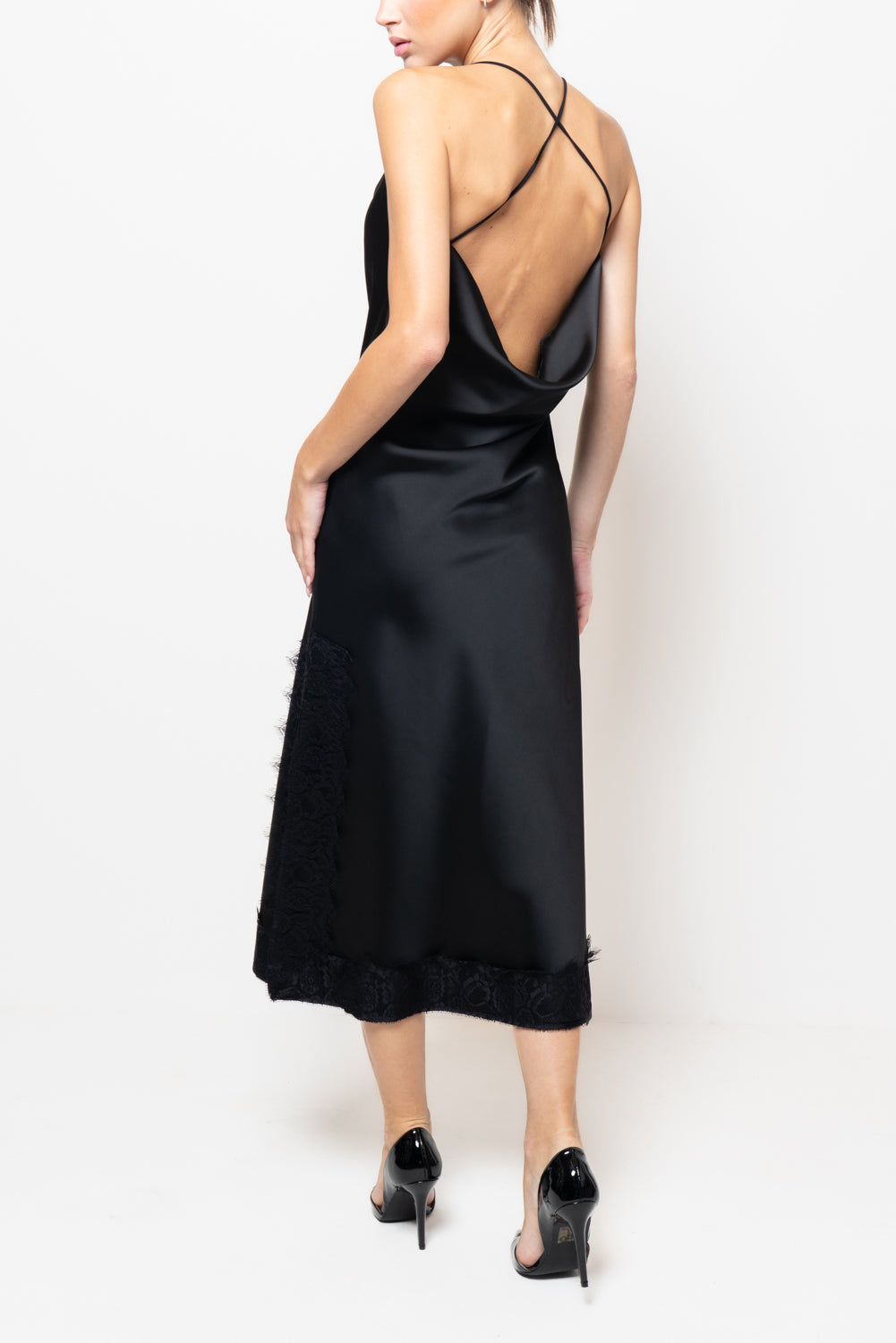 Abito in satin con intarsi in pizzo