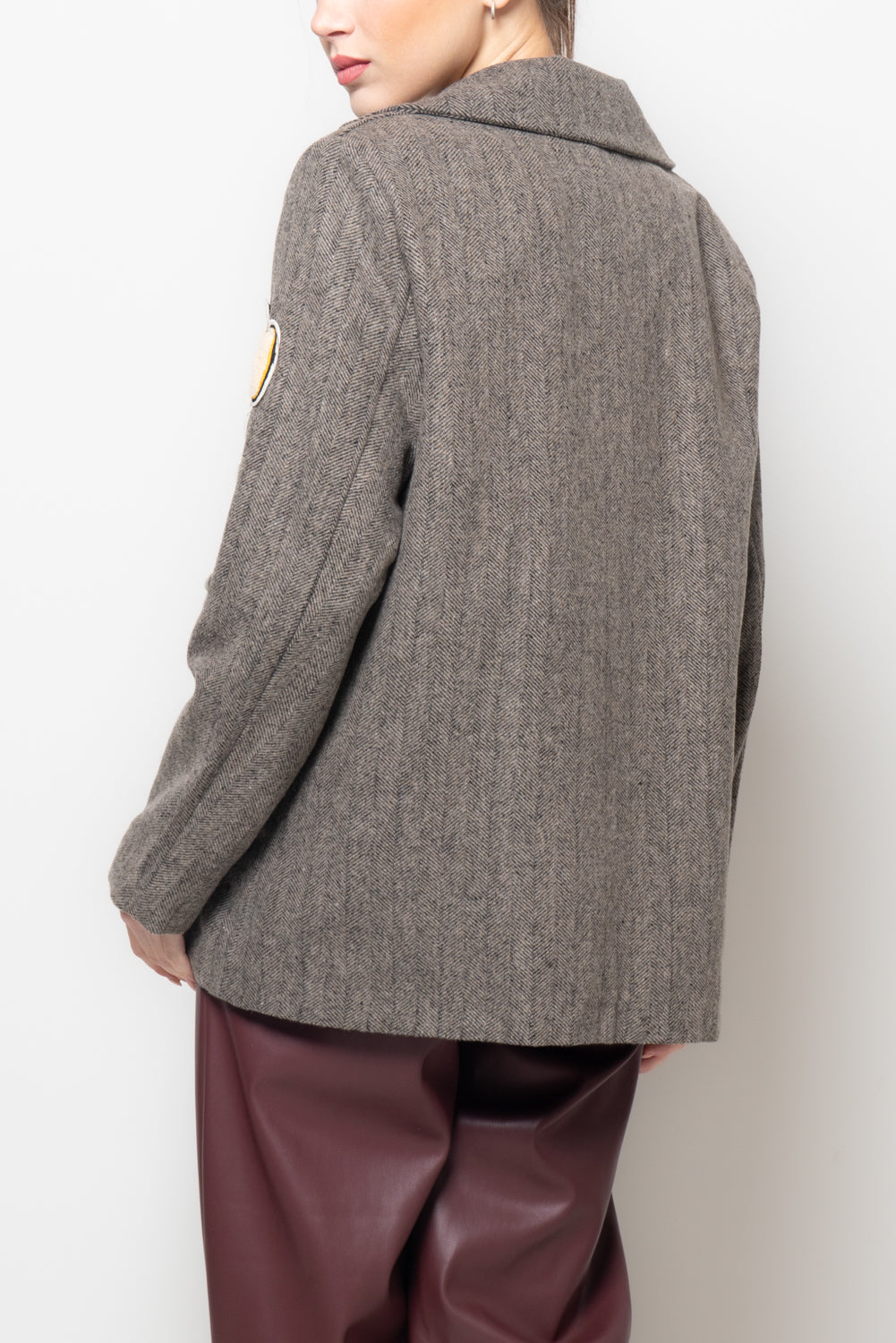 Giacca spigata con applicazioni