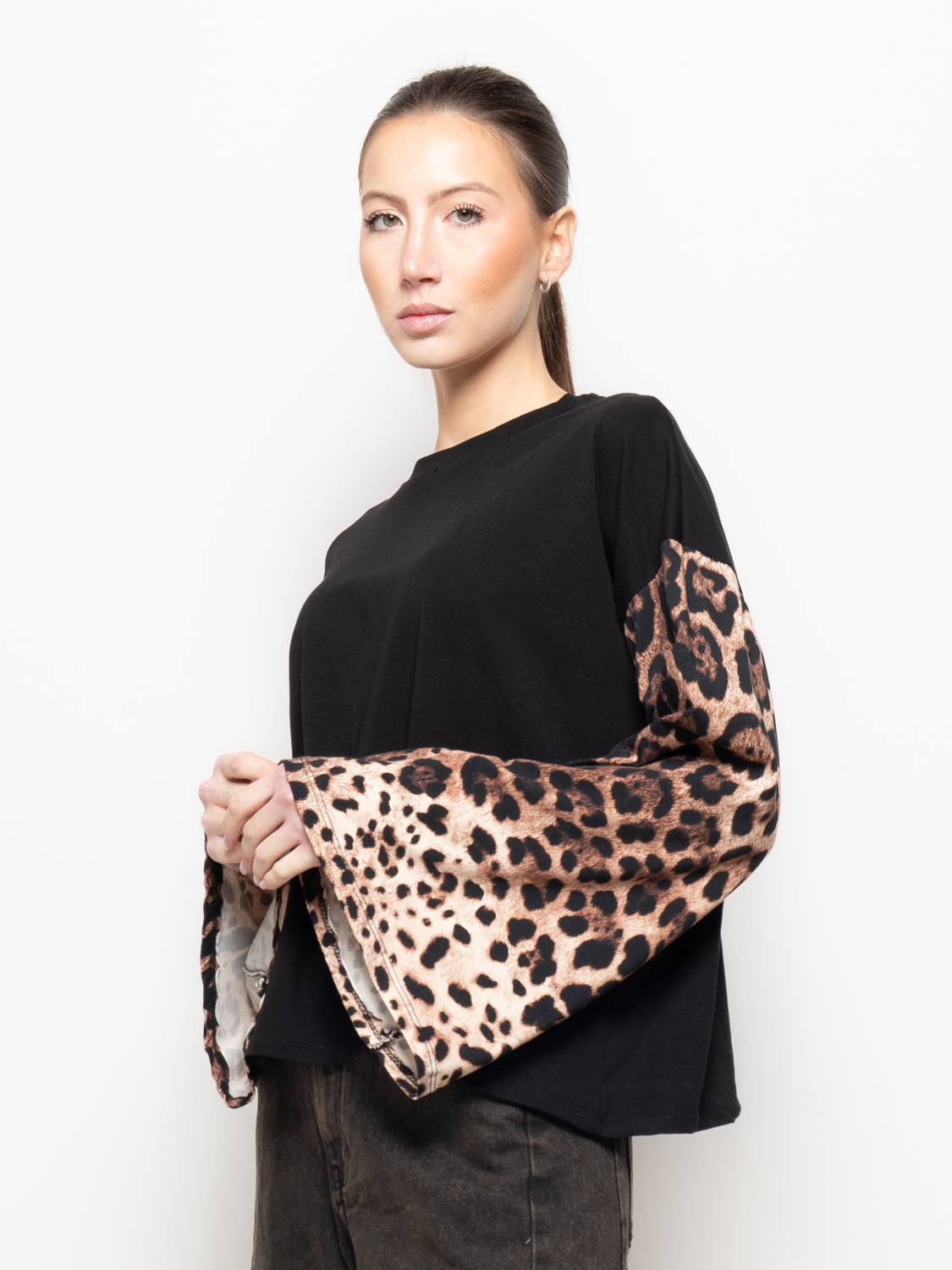 T shirt manica svasata in fantasia leopardata