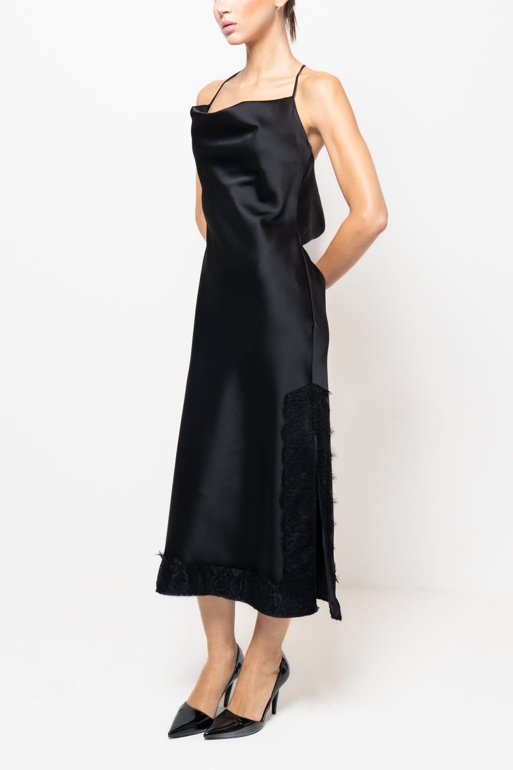 Abito in satin con intarsi in pizzo