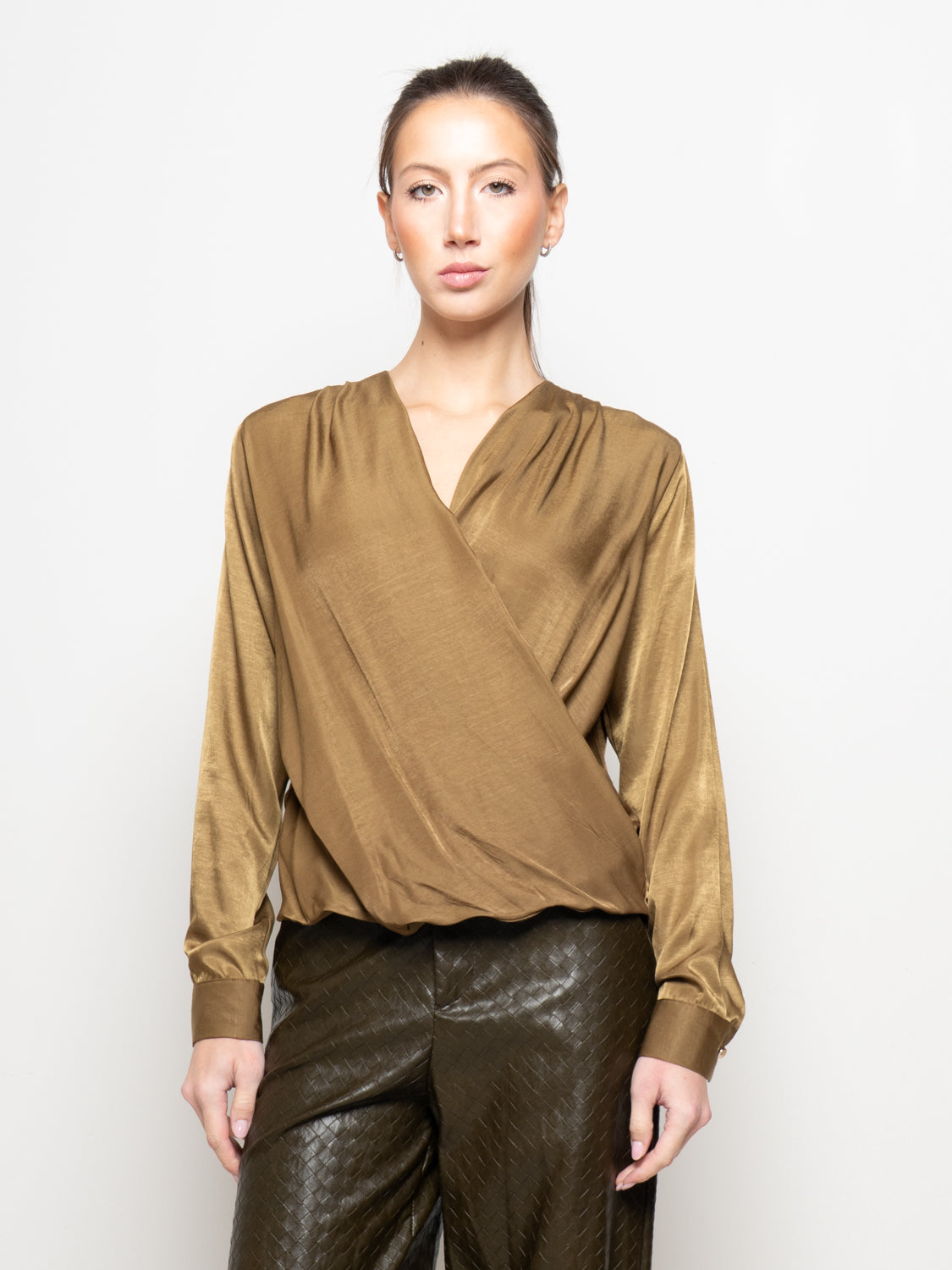 Blusa in satin a portafoglio