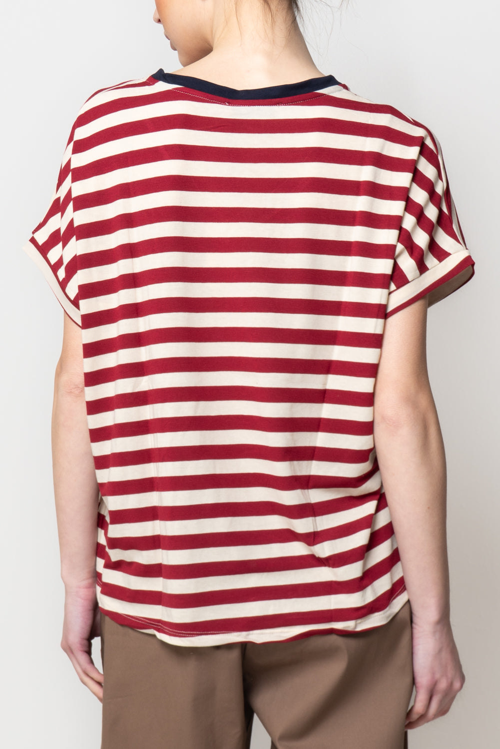 T-shirt a righe scollo a V