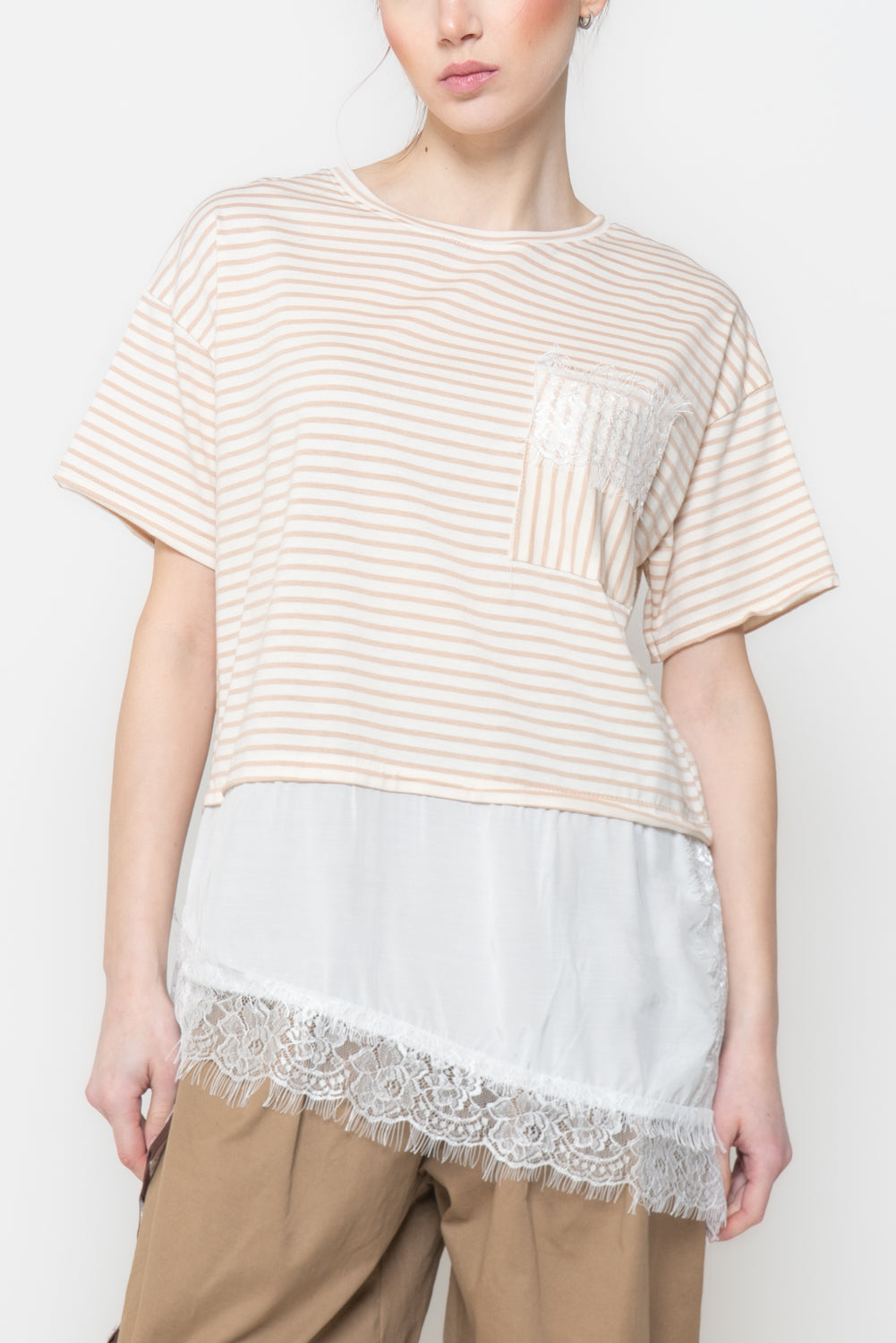 T-shirt a Righe con Dettagli in Pizzo