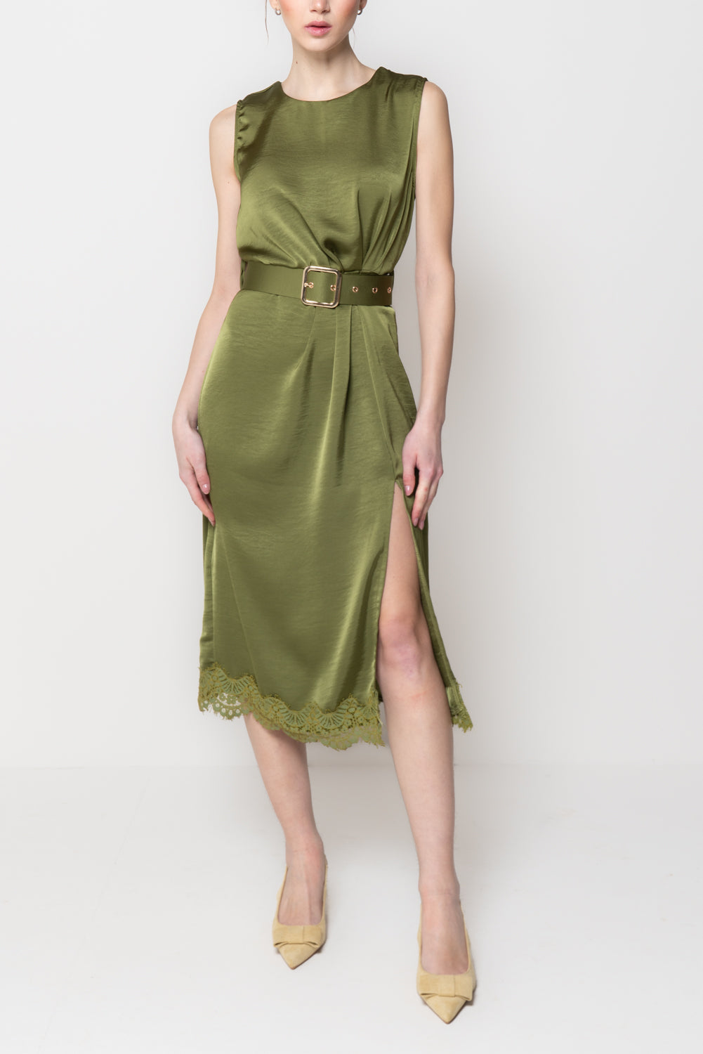 Abito in satin con rifiniture in pizzo