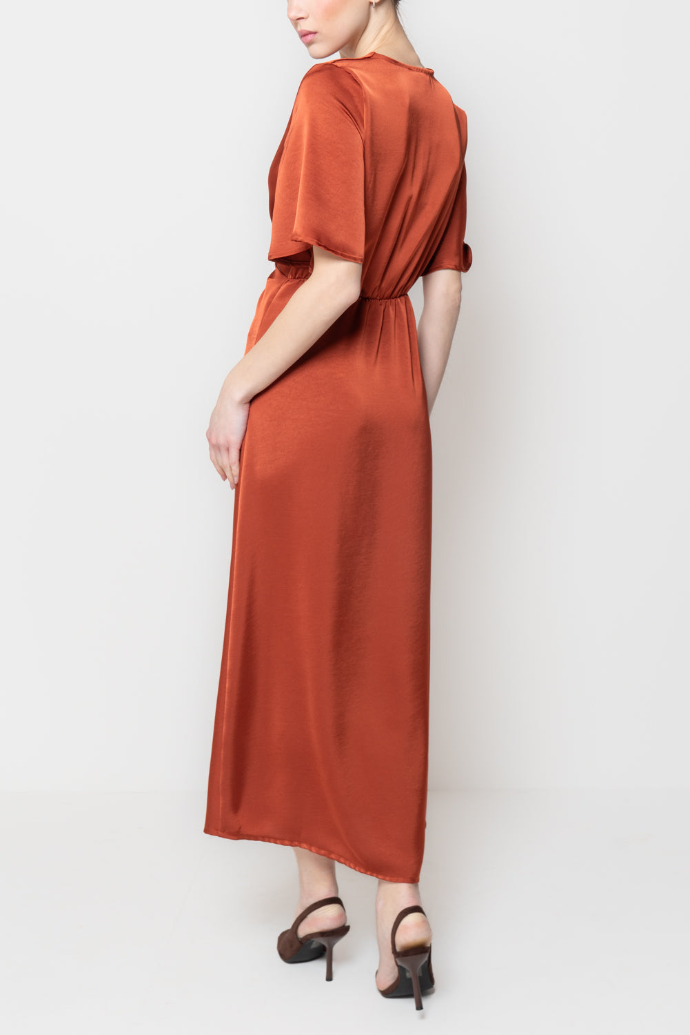 Abito in satin cut-out