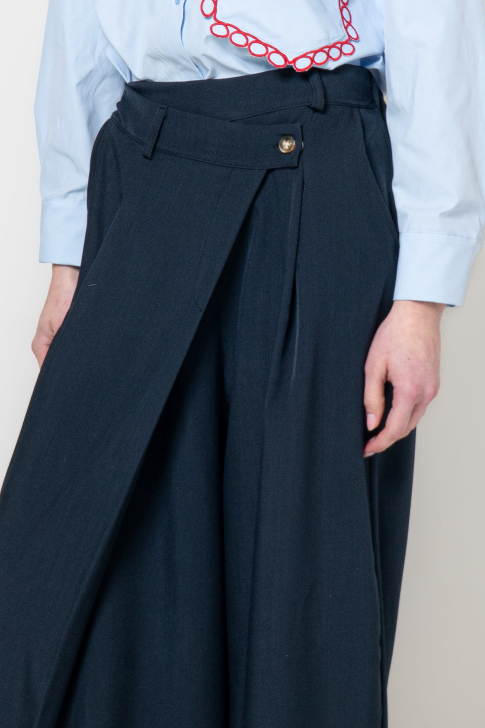 Pantalone baggy con bottone storto