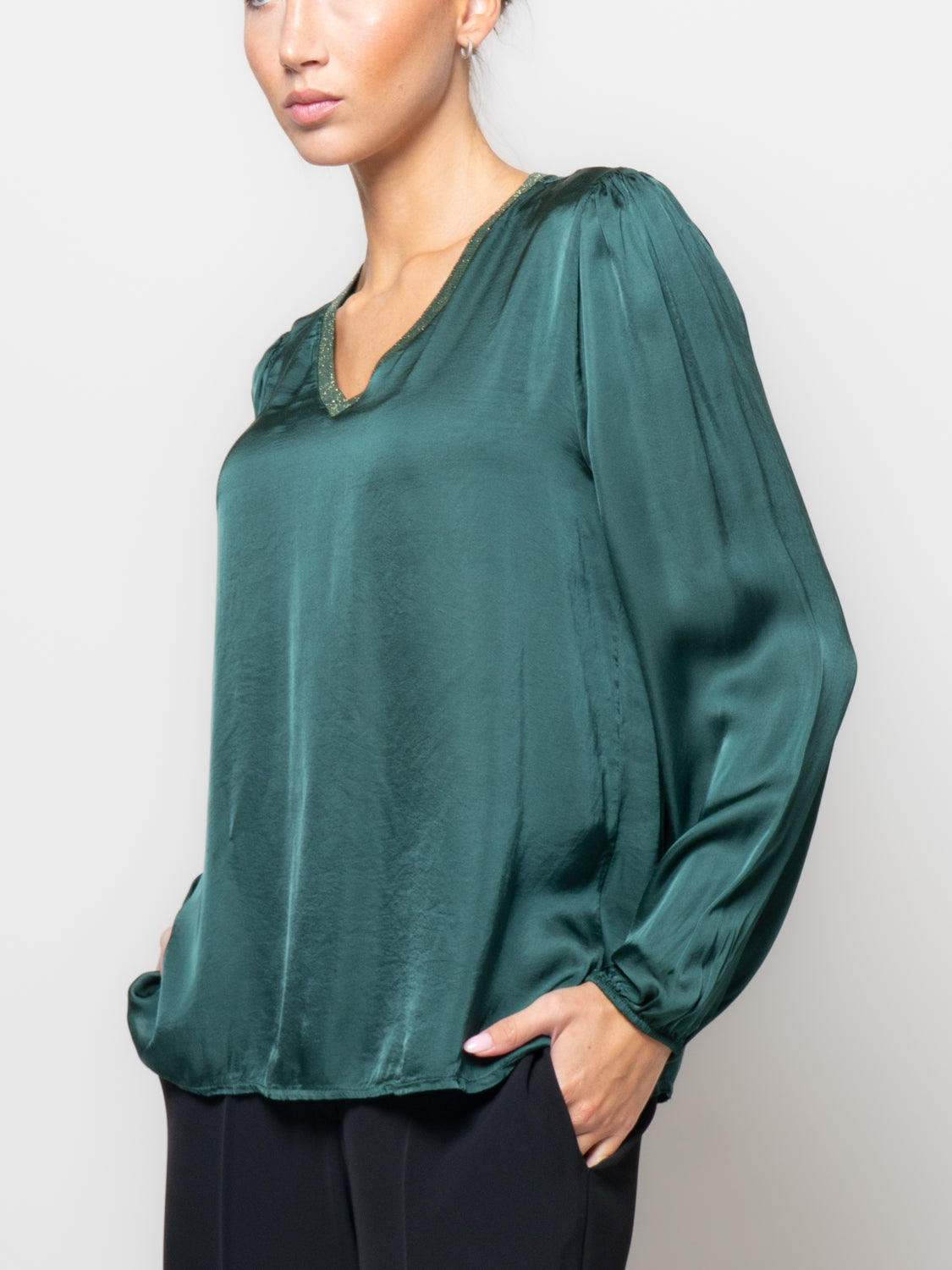 Blusa in satin con scollo a V