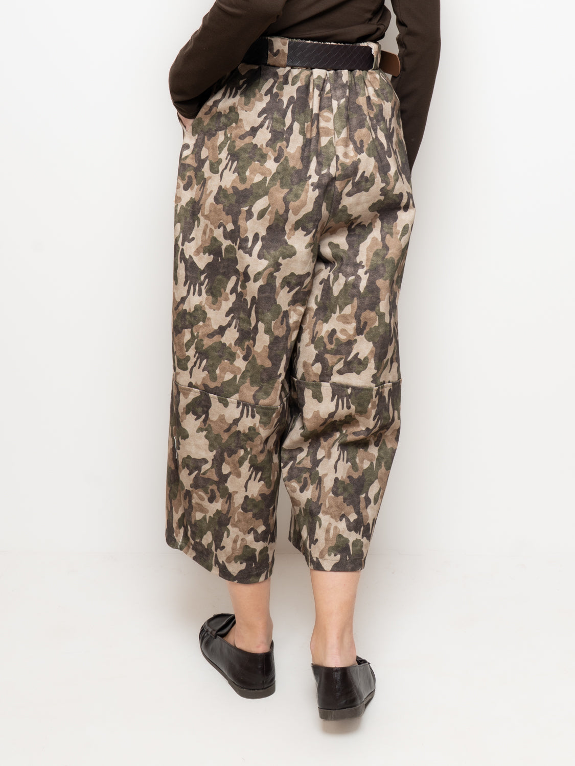 Pantalone culotte camouflage con cintura