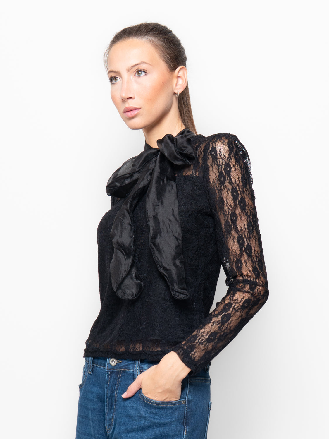 Blusa in pizzo con fiocco collo alto