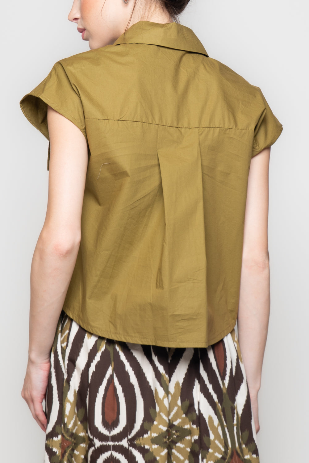 Camicia Smanicata con Dettaglio Gioello
