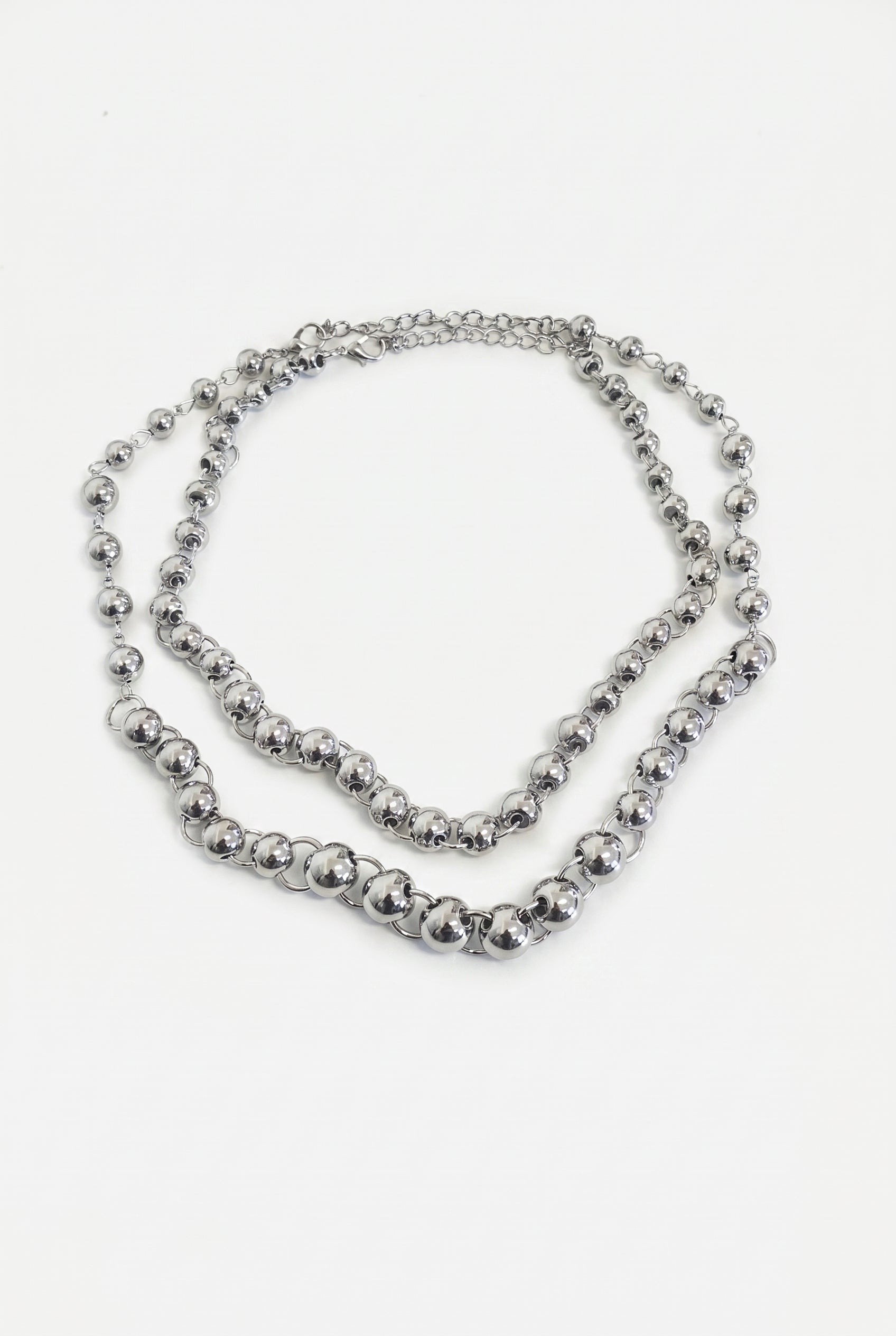 Collana con perle di metallo