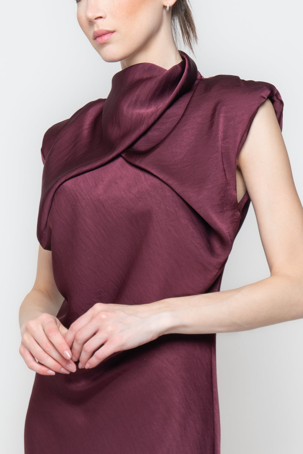 Abito Satin con Collo a Cappuccio