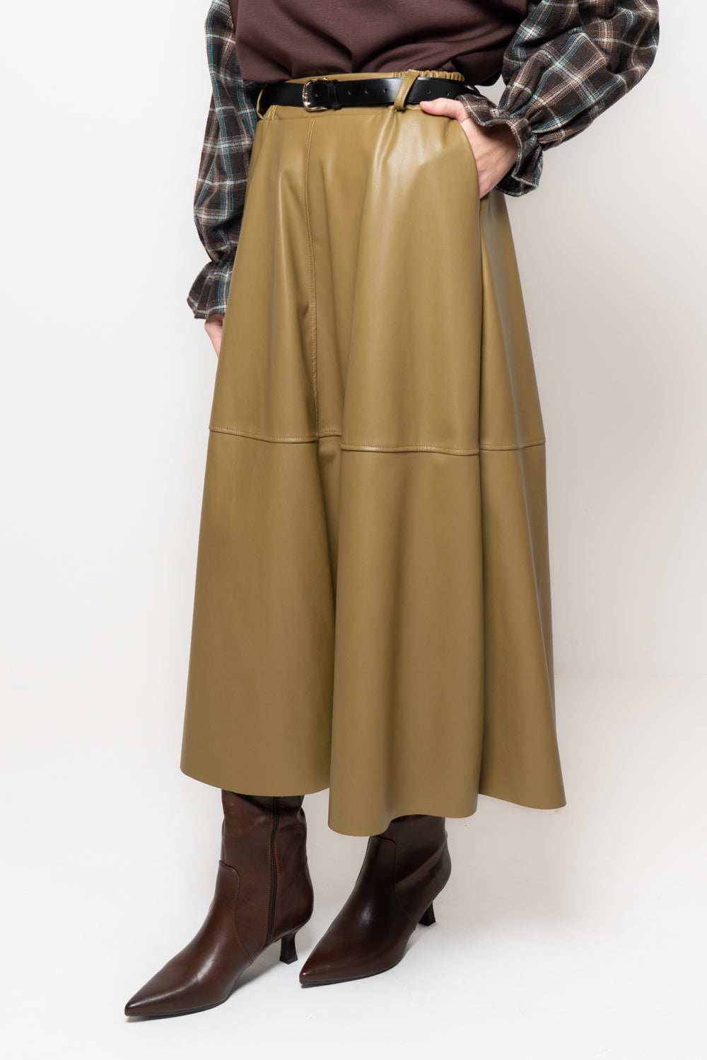 Gonna in ecopelle con cuciti frontali