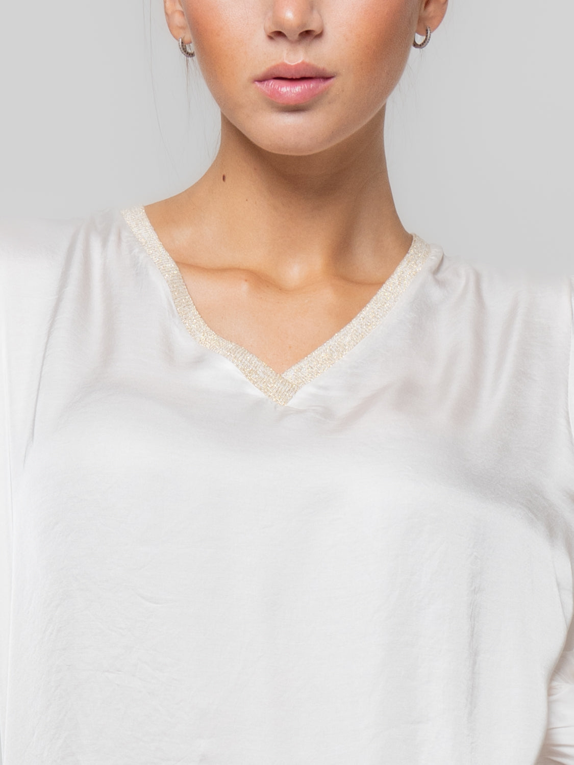 Blusa in satin con scollo a V