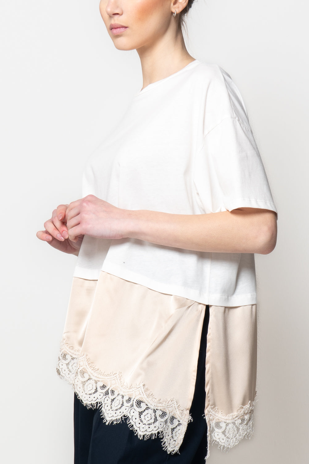 T-shirt con Fondo in Pizzo e Satin