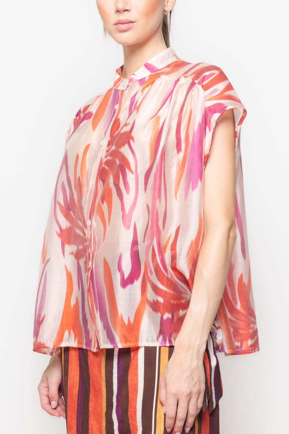 Blusa Smanicata con Colletto alla Coreana e Stampa Astratta