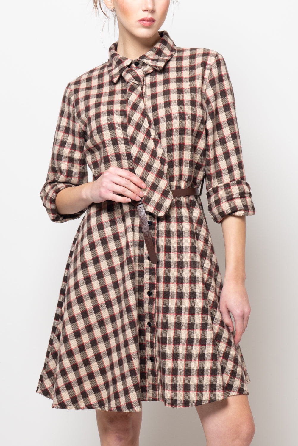 Abito a quadri con cravatta