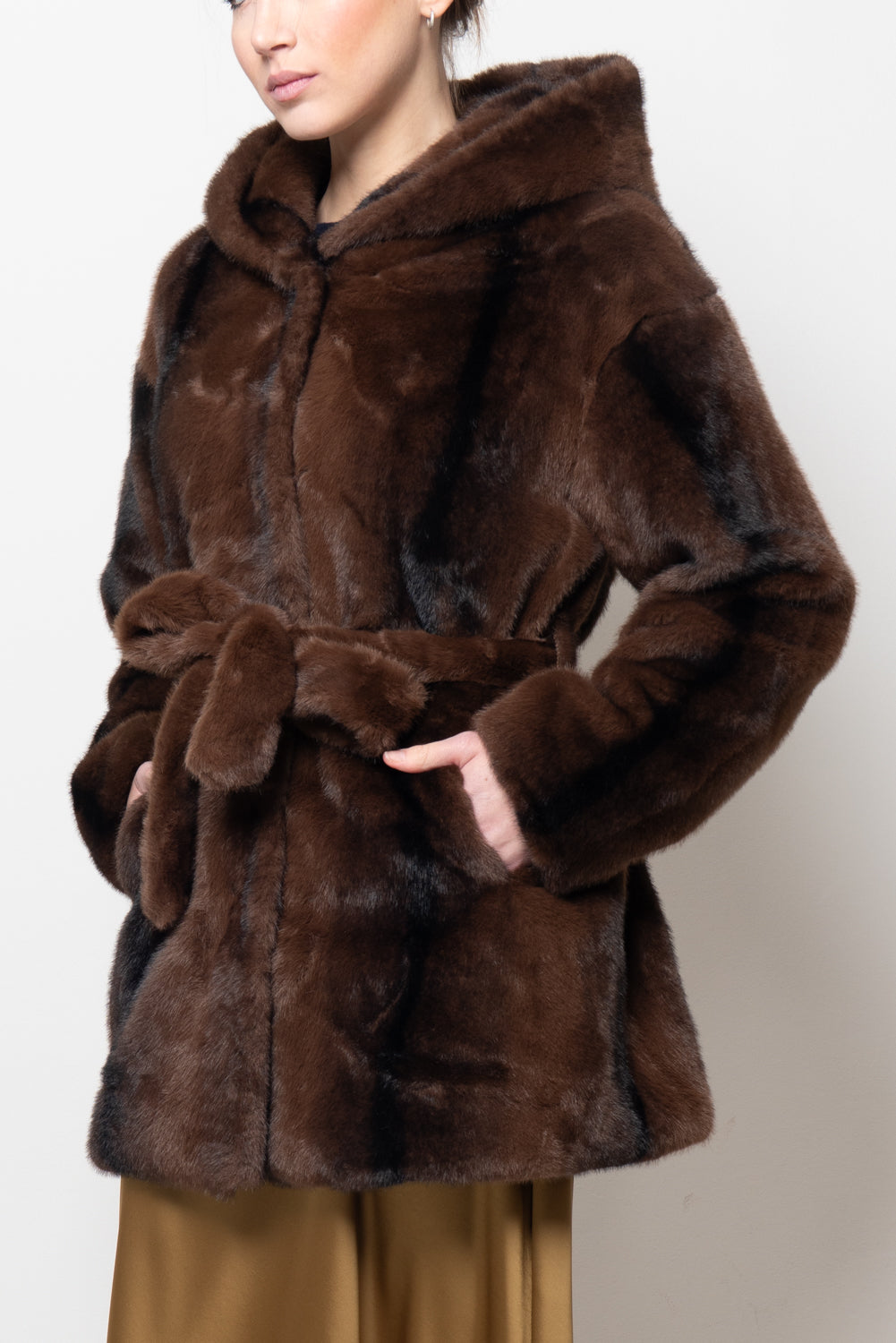 Ecopelliccia con cappuccio e fusciacca