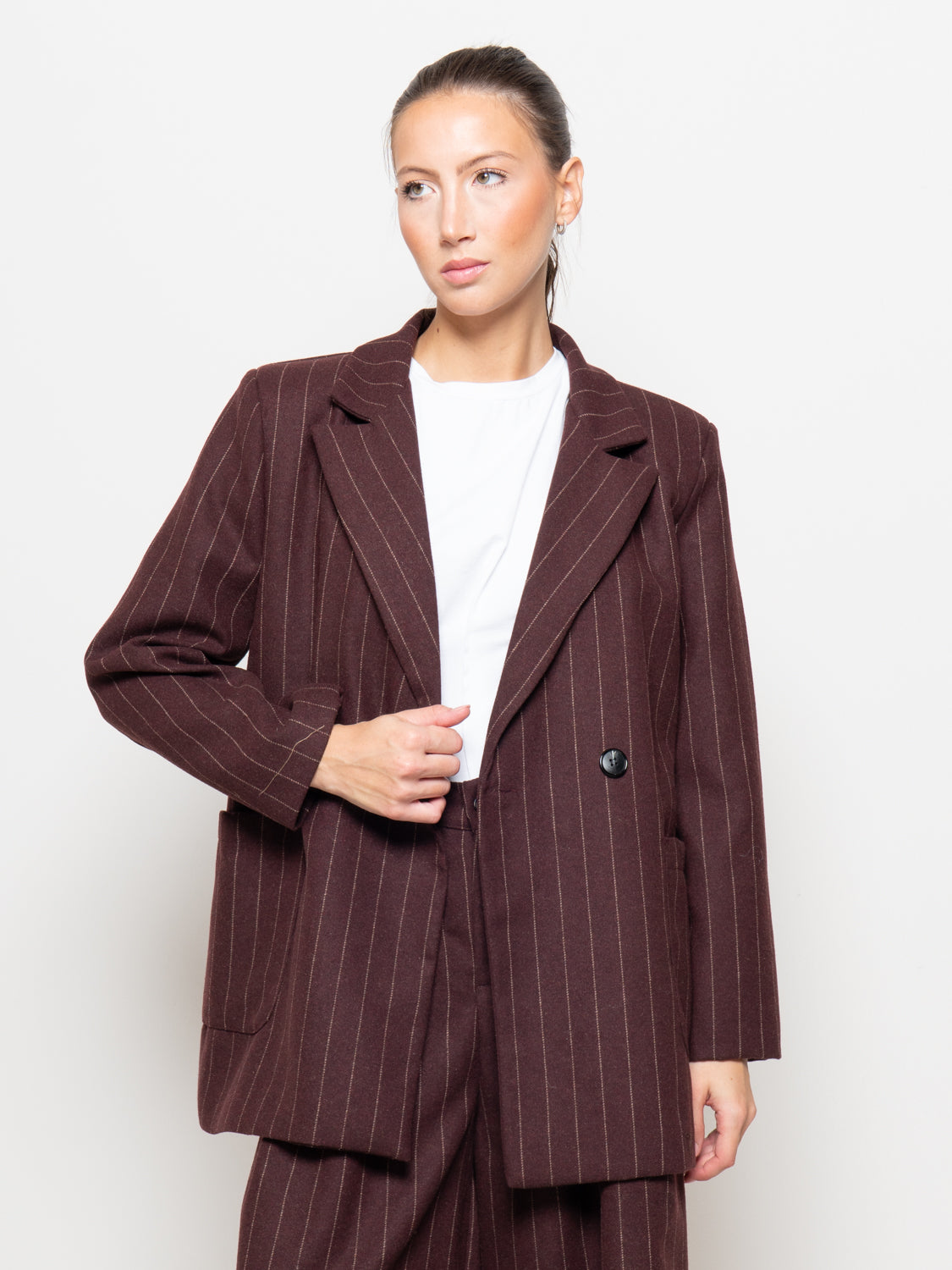 Blazer gessato con cintura in ecopelle