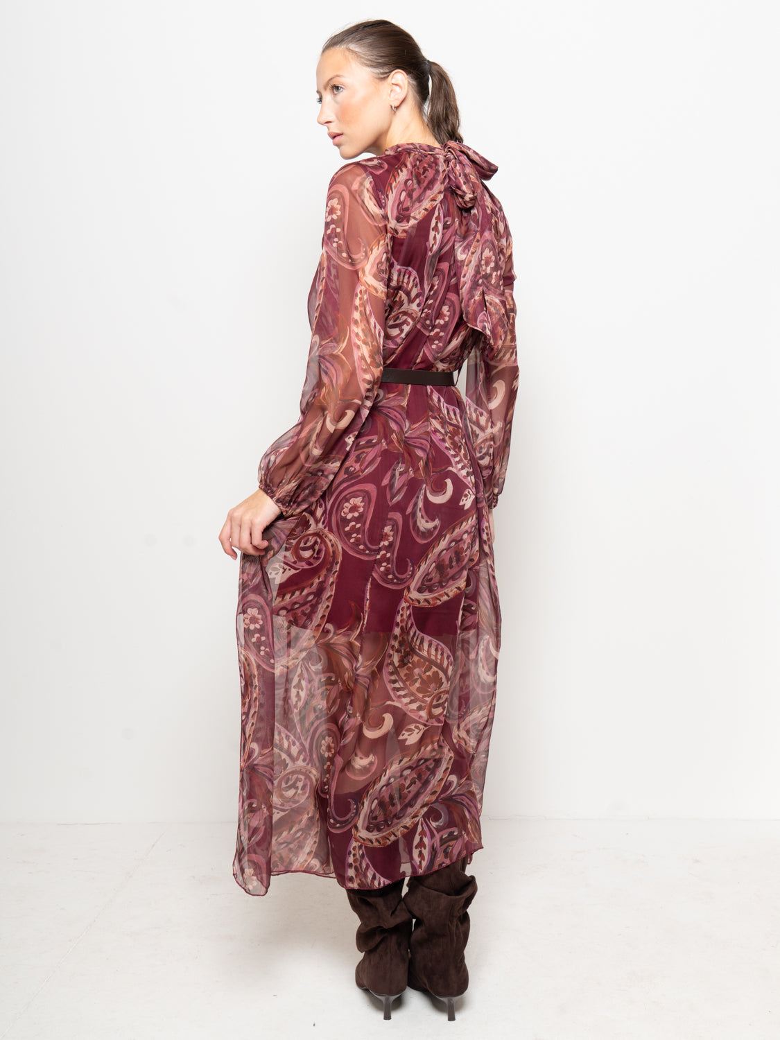 Abito lungo fantasia foulard bordeaux con fiocco