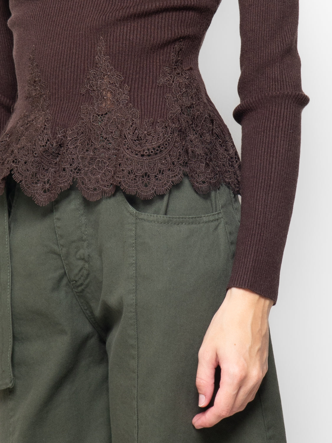 Maglia a costine con balza in pizzo