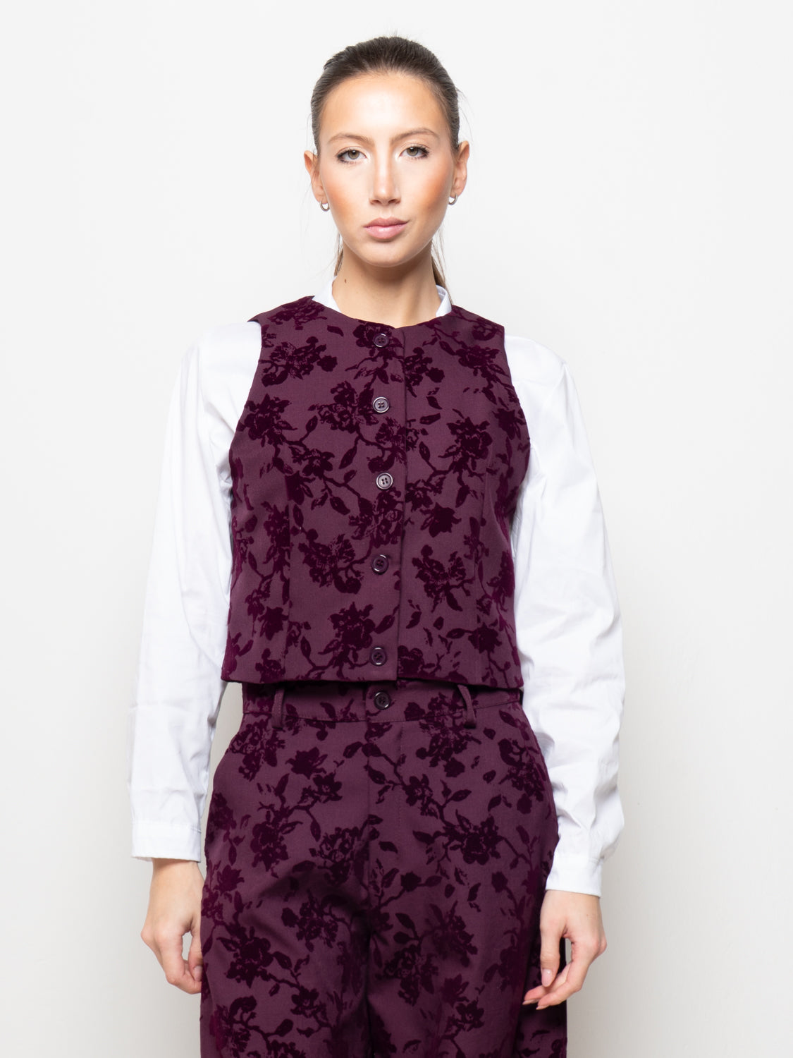 Gilet corto a fiori con bottoni
