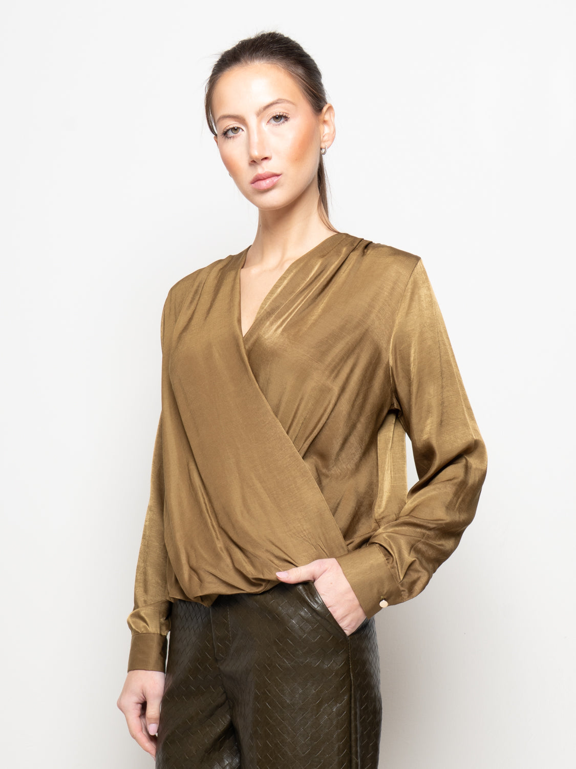 Blusa in satin a portafoglio