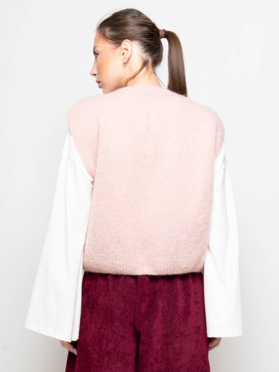 Gilet smanicato in maglia con chiusura a nodi