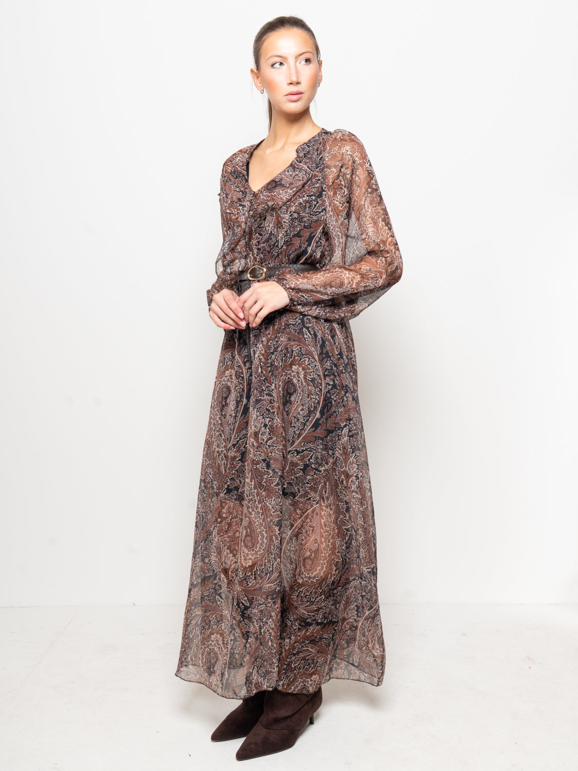 Abito lungo in chiffon fantasia paisley con cintura