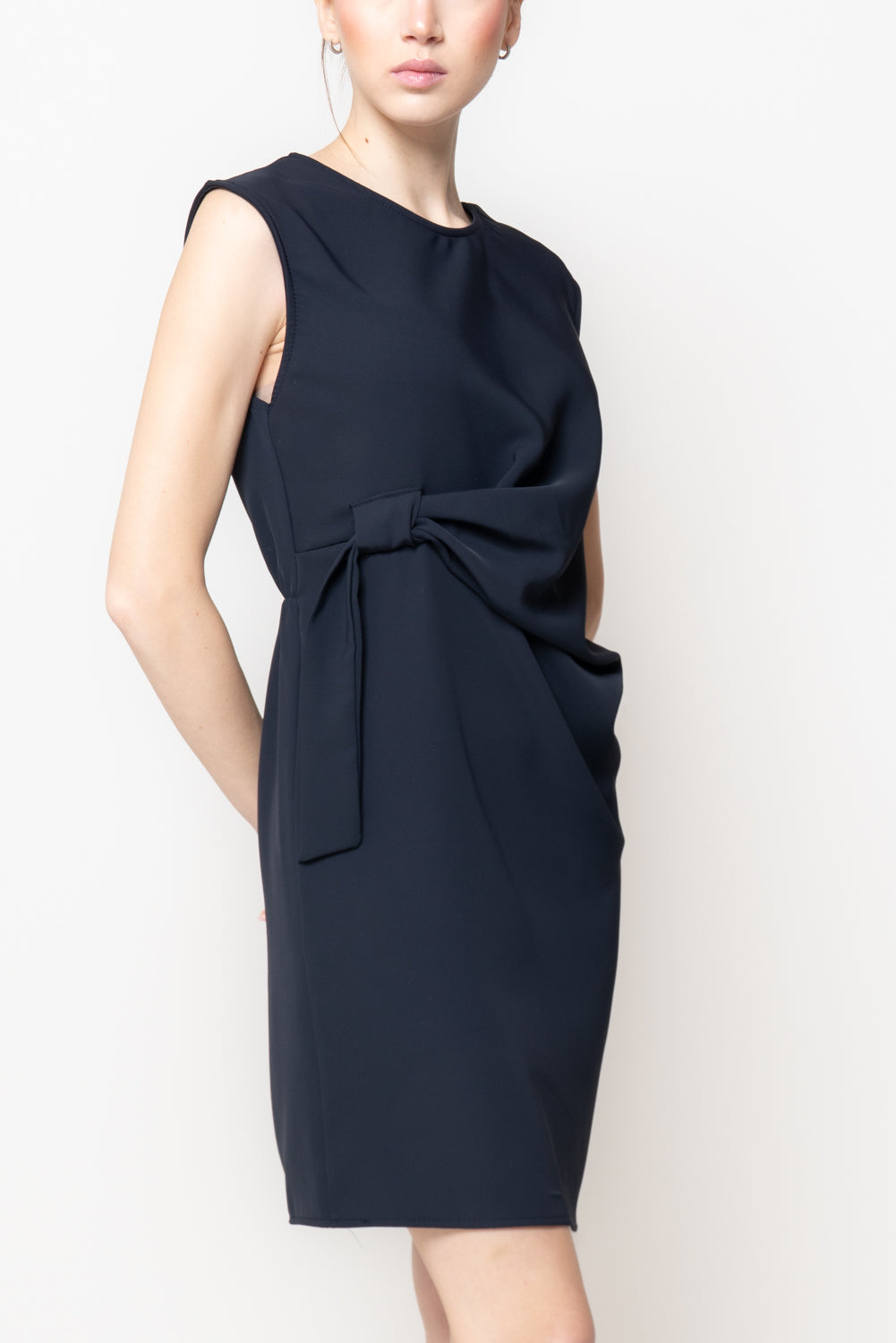 Abito  Smanicato con Nodo e Drappeggio