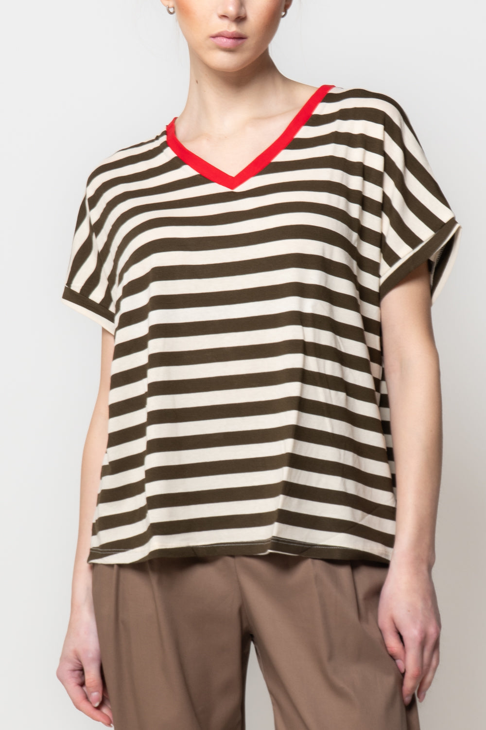T-shirt a righe scollo a V