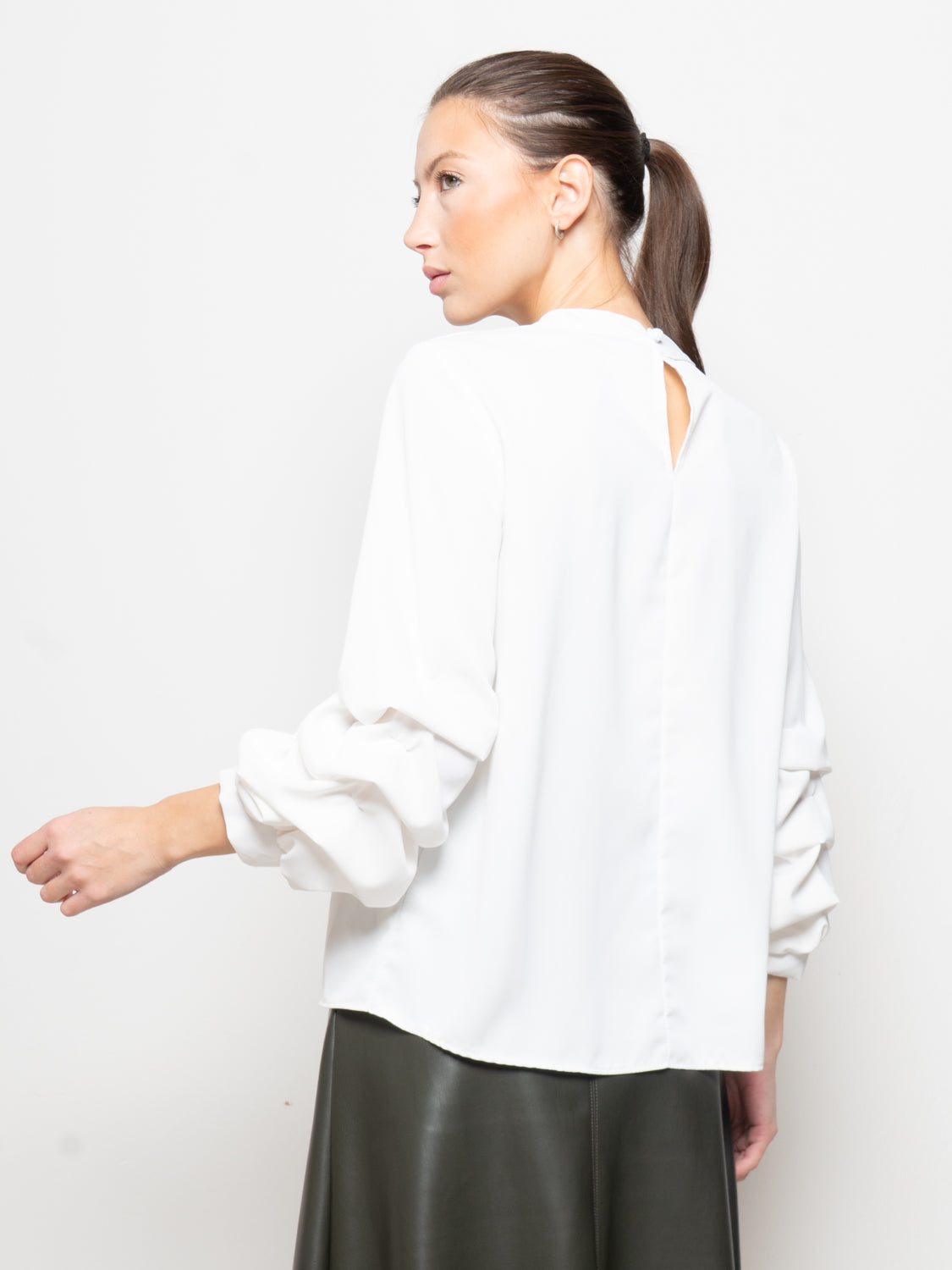Blusa con maniche arricciate