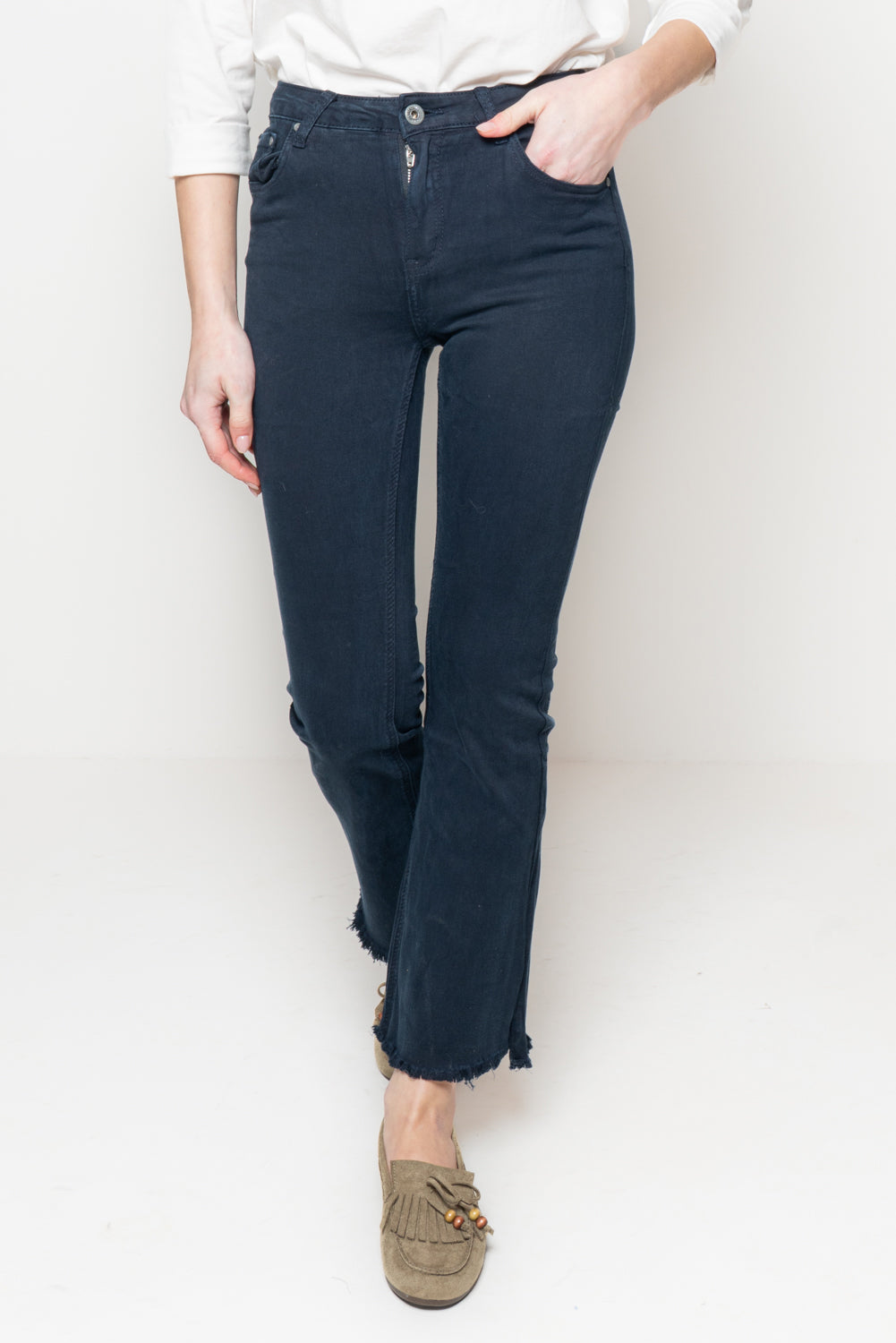 Pantalone flair crop sfrangiato